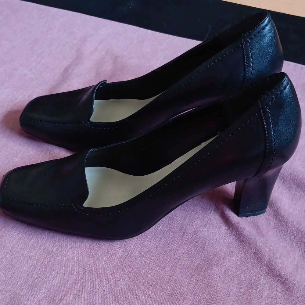 Pre-owned Nine West Denotar Heels. Black Leather. Size 9M